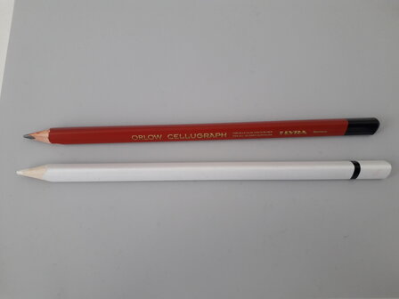 wit schrijvend potlood voor op donkere ondergrond zoals grijze of zwarte tegels